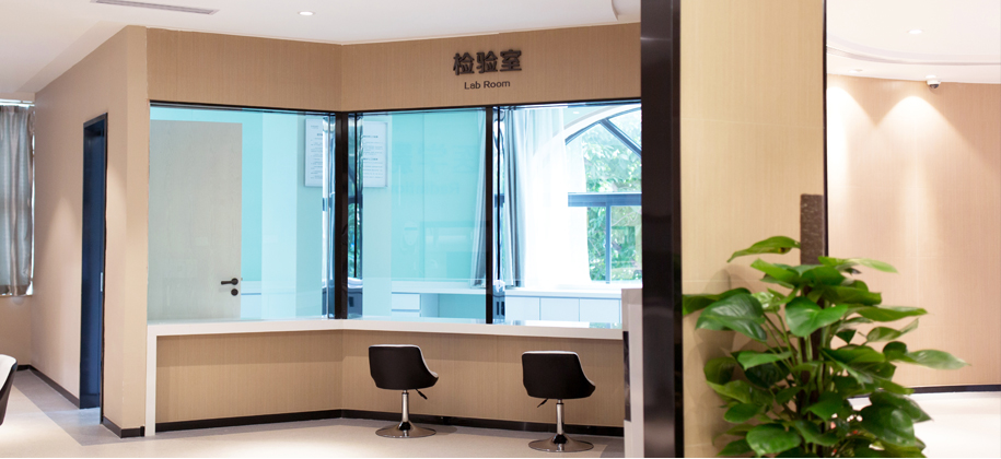 清洁无尘、门窗密封，地面铺陈材料坚硬光滑，手术间内设膈应及空气净化装置，保证空气质量。