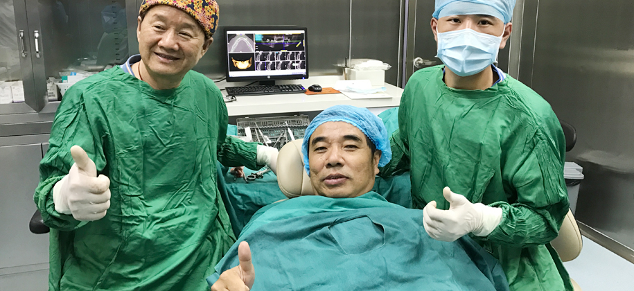 麦芽口腔医务团队井然有序通力配合完成一项高质量的种植修复手术，保障安全、效率与效果。