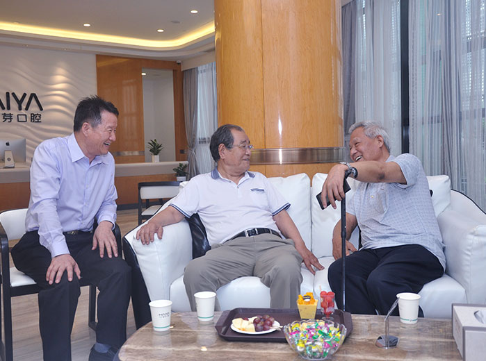 王兴、刘宝林教授与麦芽口腔总院长郑苍尚相谈甚欢，大力肯定麦芽口腔作为ICOI深圳培训基地，对促进当地牙医种植技术规范化的积极作用